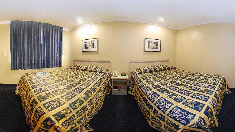 Rodeway Hotel 2*